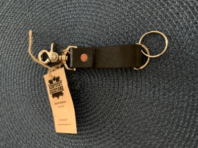 Man’s key chain hooks on belt